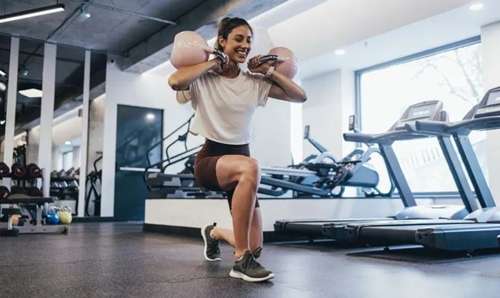 fille qui soulève un altère russe